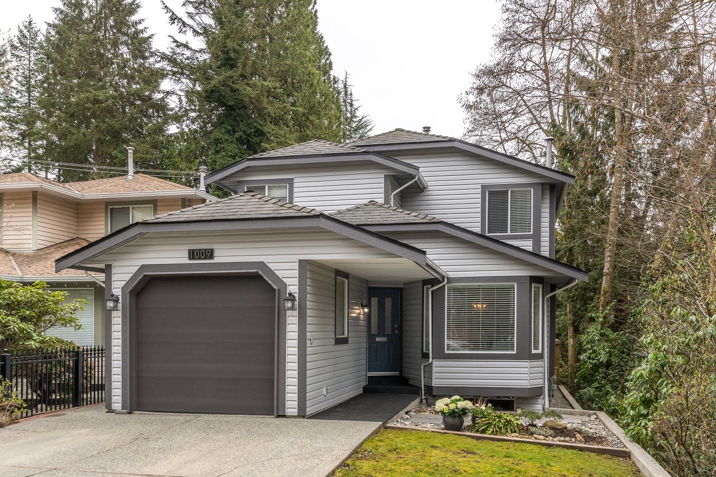 1009 Canyon Boulevard - Photo 1