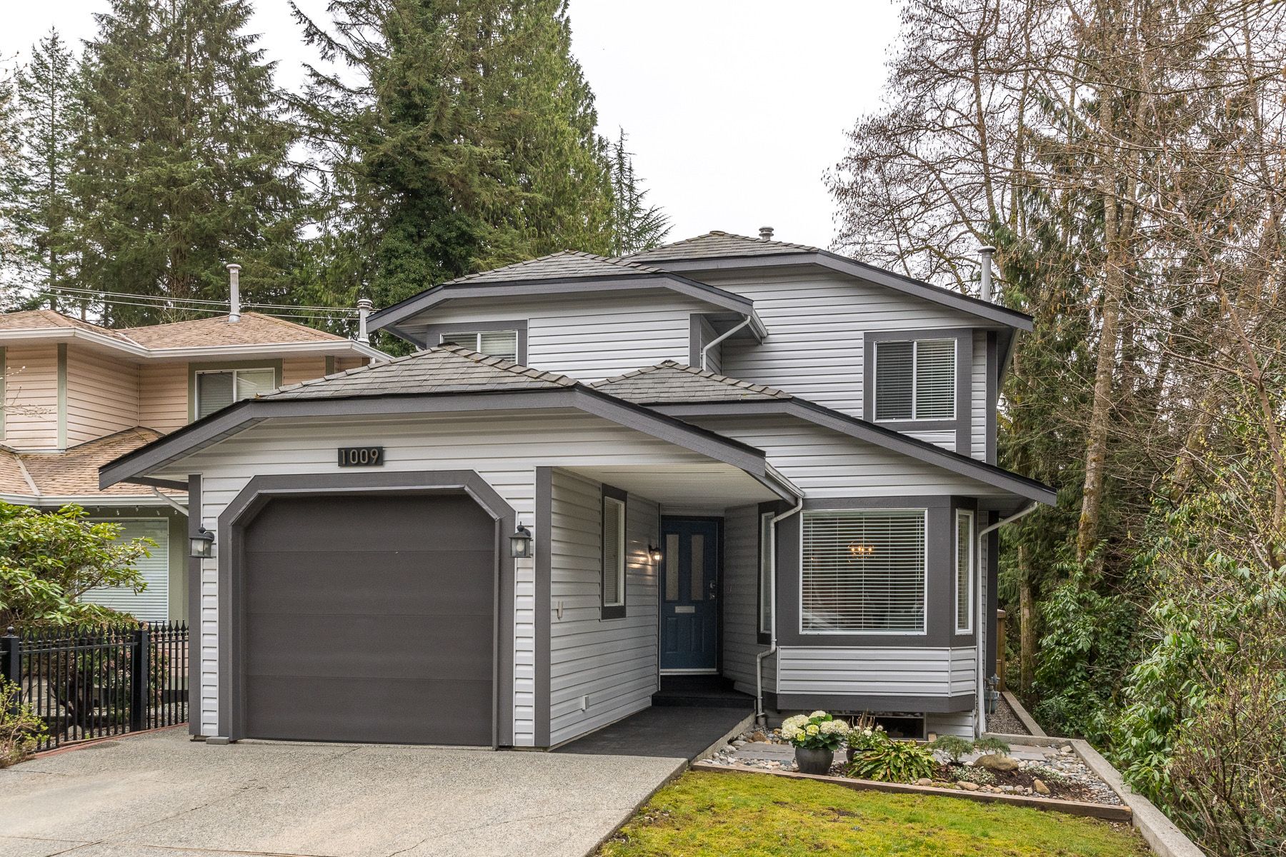 1009 Canyon Boulevard - Photo 1